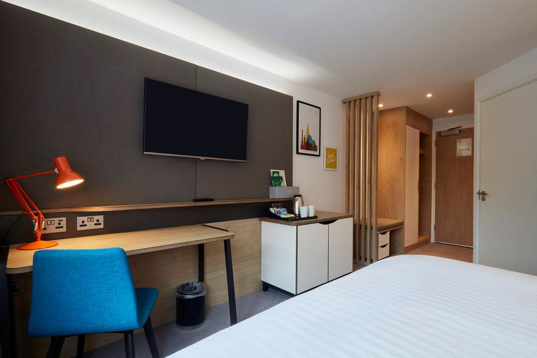 Standard Rooms in Leicester holiday-inn-leicester-wigston-queen-room-desk.jpg