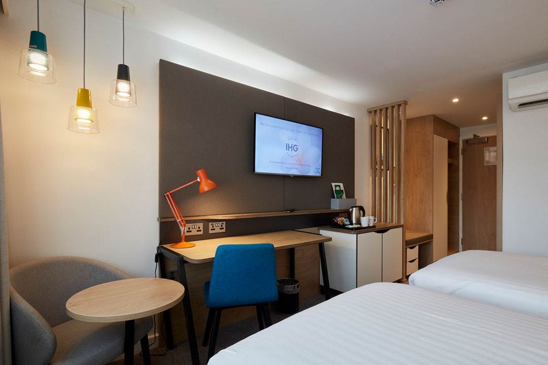 Standard Rooms in Leicester holiday-inn-leicester-wigston-twin-room-desk.jpg